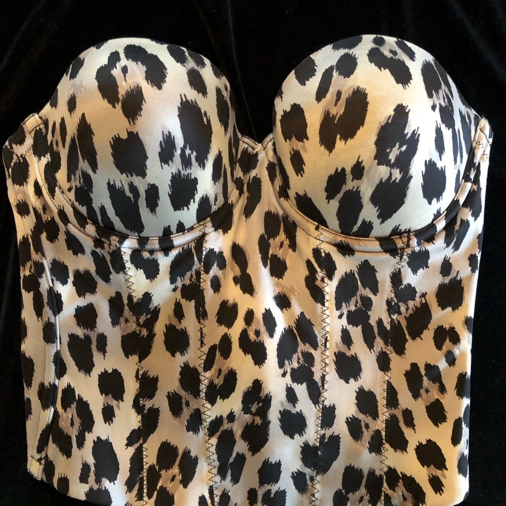 Leopard print satin smooth low back bustier.
Excellent condition, no stains. - Picture 10 of 12